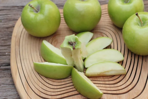 Manzanas verdes es delicioso sobre fondo de madera — Foto de Stock