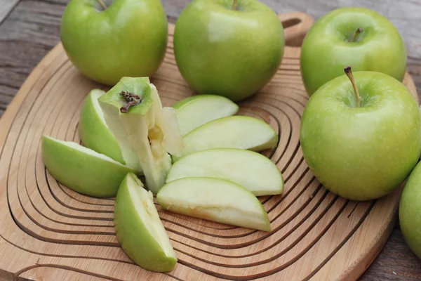 Manzanas verdes es delicioso sobre fondo de madera — Foto de Stock