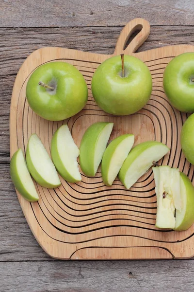 Yeşil elma ahşap arka plan üzerinde lezzetli
