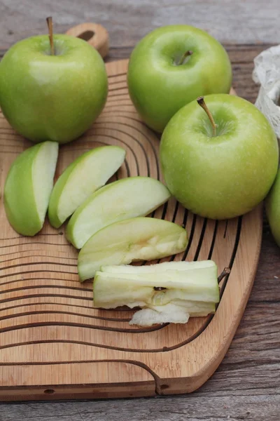 Yeşil elma ahşap arka plan üzerinde lezzetli