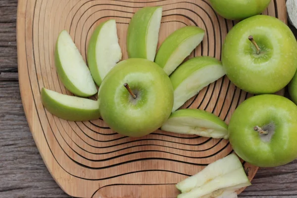 Yeşil elma ahşap arka plan üzerinde lezzetli