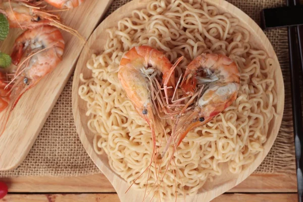 Instant noodle e gamberetti al forno è delizioso — Foto Stock