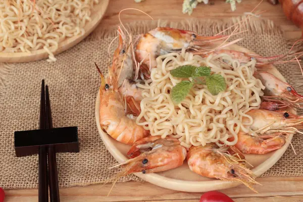 Instant noodle and shrimp baked is delicious — Stock Photo, Image