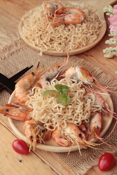 Instant noodle e gamberetti al forno è delizioso — Foto Stock