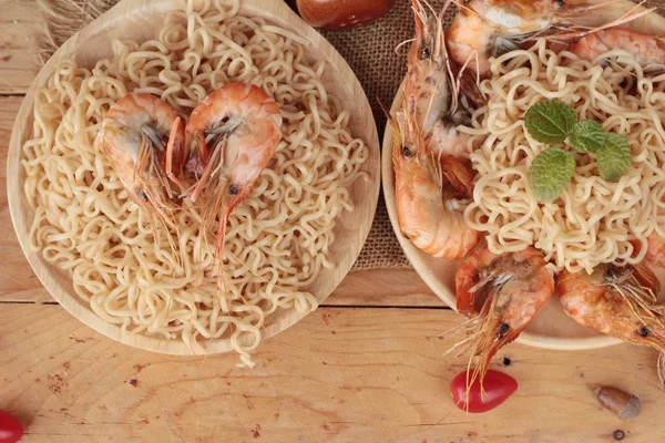 Instant noodle and shrimp baked is delicious — Stock Photo, Image