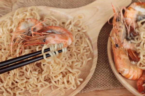 Instant noodle and shrimp baked is delicious — Stock Photo, Image
