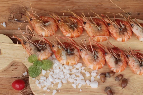 Udang atau udang panggang dengan garam sangat lezat. — Stok Foto