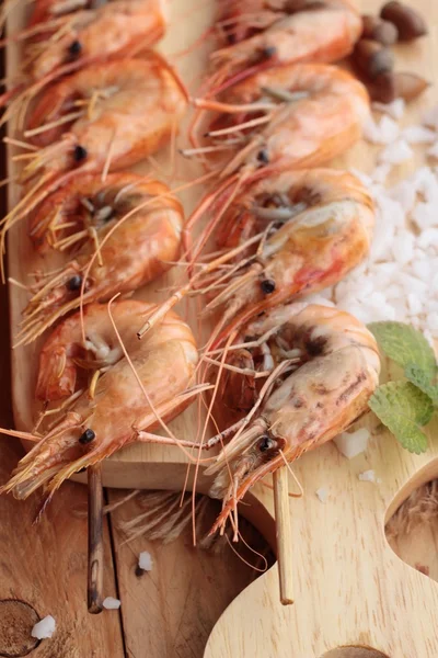 Udang atau udang panggang dengan garam sangat lezat. — Stok Foto