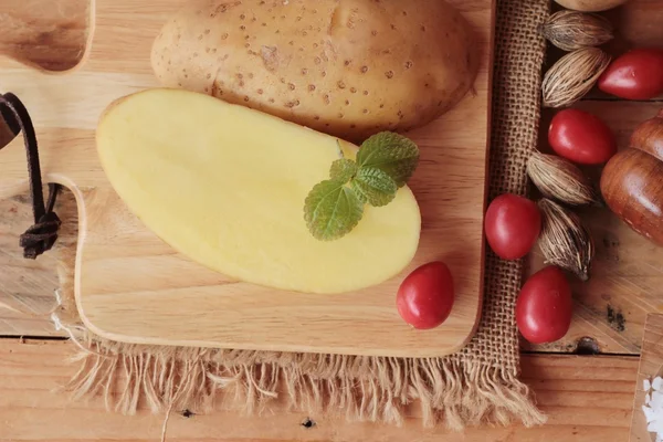 Patatas frescas para cocinar sobre fondo de madera — Foto de Stock