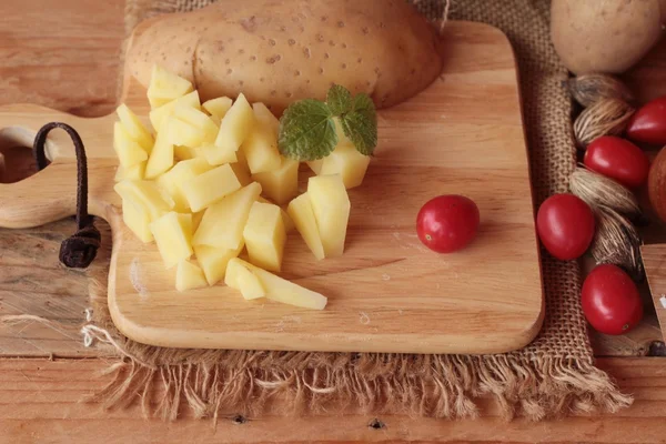 Patatas frescas para cocinar sobre fondo de madera — Foto de Stock