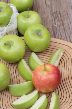 ahşap zemin üzerine yeşil ve Kırmızı elma.