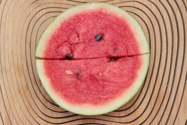 Karpuz kırmızı ahşap arka plan üzerinde lezzetlidir.