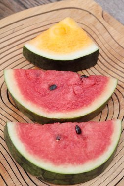 Karpuz kırmızı ahşap arka plan üzerinde lezzetlidir.