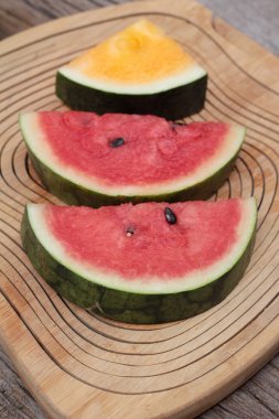 Karpuz kırmızı ahşap arka plan üzerinde lezzetlidir.