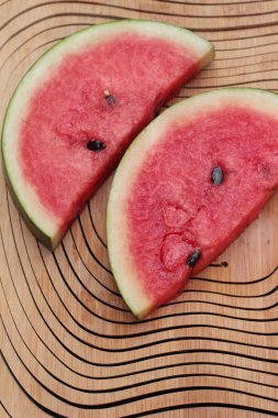 Karpuz kırmızı ahşap arka plan üzerinde lezzetlidir.