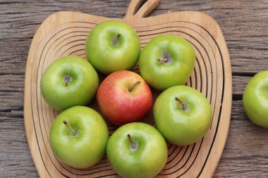 ahşap zemin üzerine yeşil ve Kırmızı elma.