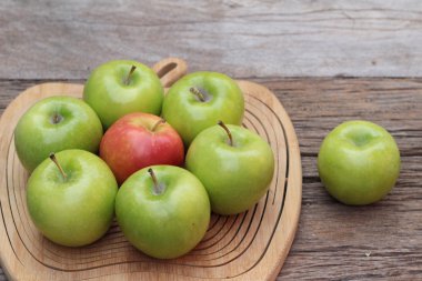 ahşap zemin üzerine yeşil ve Kırmızı elma.