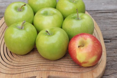 ahşap zemin üzerine yeşil ve Kırmızı elma.