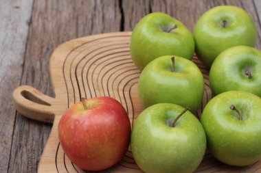 ahşap zemin üzerine yeşil ve Kırmızı elma.