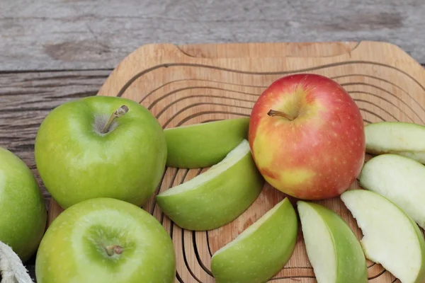 ahşap zemin üzerine yeşil ve Kırmızı elma.