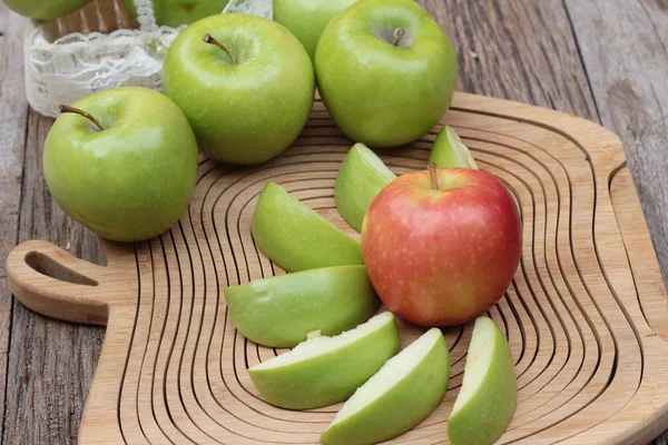 ahşap zemin üzerine yeşil ve Kırmızı elma.