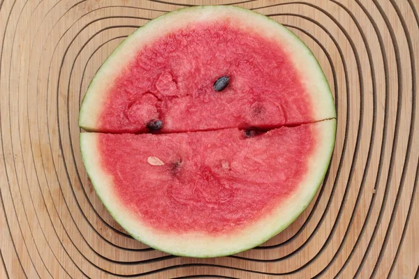 Karpuz kırmızı ahşap arka plan üzerinde lezzetlidir.