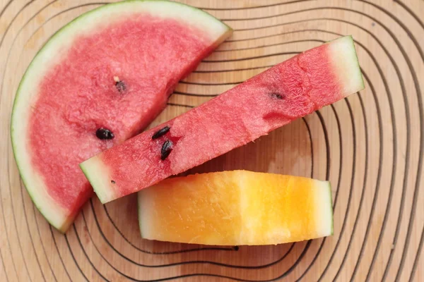 Sandía rojo es delicioso sobre fondo de madera . —  Fotos de Stock