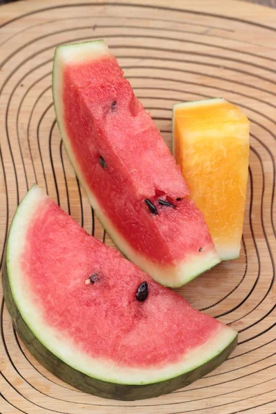 Karpuz kırmızı ahşap arka plan üzerinde lezzetlidir.