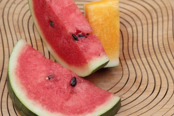Karpuz kırmızı ahşap arka plan üzerinde lezzetlidir.