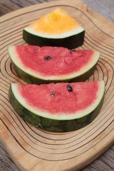 Karpuz kırmızı ahşap arka plan üzerinde lezzetlidir.