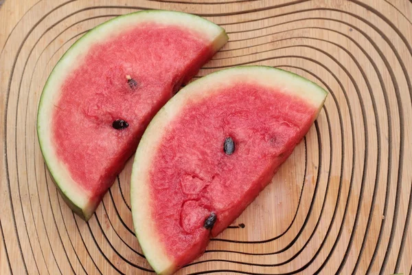 Karpuz kırmızı ahşap arka plan üzerinde lezzetlidir.