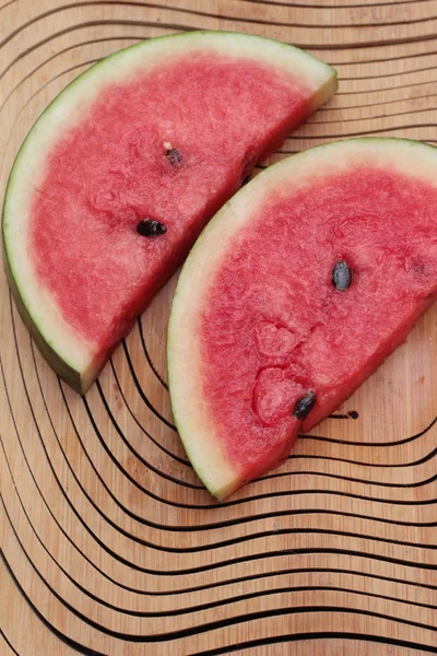 Karpuz kırmızı ahşap arka plan üzerinde lezzetlidir.