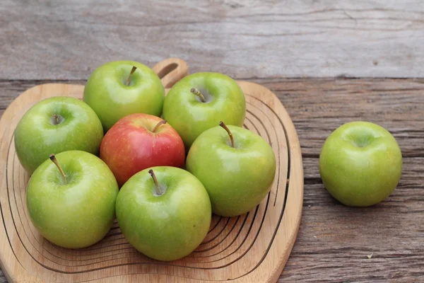 ahşap zemin üzerine yeşil ve Kırmızı elma.