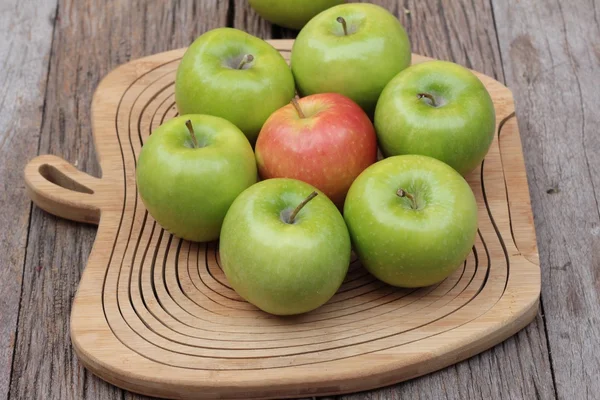 ahşap zemin üzerine yeşil ve Kırmızı elma.