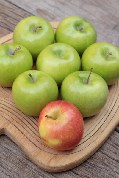 ahşap zemin üzerine yeşil ve Kırmızı elma.