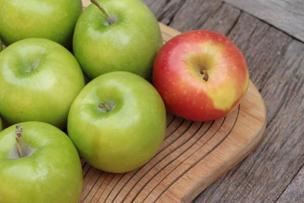 ahşap zemin üzerine yeşil ve Kırmızı elma.