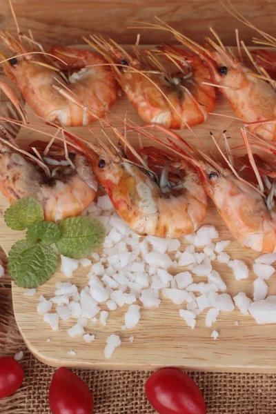 Crevettes ou crevettes cuites avec du sel est délicieux — Photo