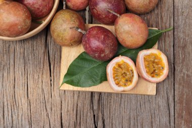 Ahşap arka plan üzerinde olgun tutku meyve lezzetlidir