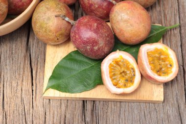 Ahşap arka plan üzerinde olgun tutku meyve lezzetlidir