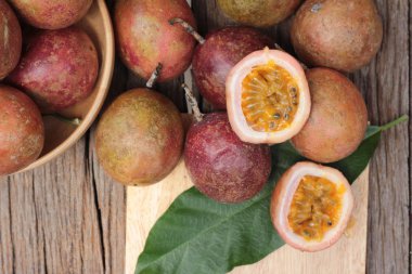 Ahşap arka plan üzerinde olgun tutku meyve lezzetlidir