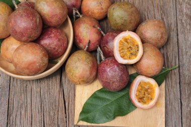 Ahşap arka plan üzerinde olgun tutku meyve lezzetlidir