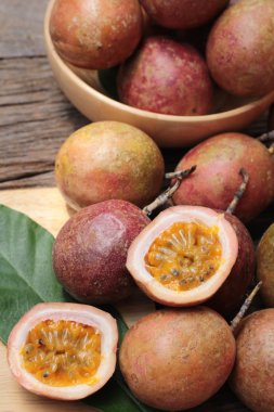 Ahşap arka plan üzerinde olgun tutku meyve lezzetlidir