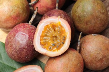 Ahşap arka plan üzerinde olgun tutku meyve lezzetlidir