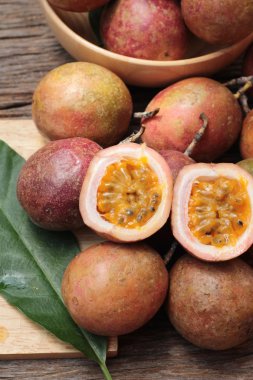 Ahşap arka plan üzerinde olgun tutku meyve lezzetlidir