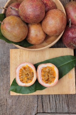 Ahşap arka plan üzerinde olgun tutku meyve lezzetlidir