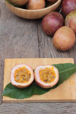 Ahşap arka plan üzerinde olgun tutku meyve lezzetlidir