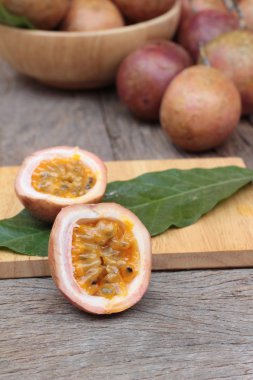 Ahşap arka plan üzerinde olgun tutku meyve lezzetlidir