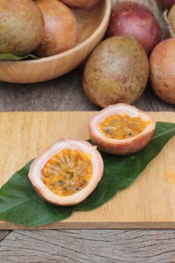 Ahşap arka plan üzerinde olgun tutku meyve lezzetlidir