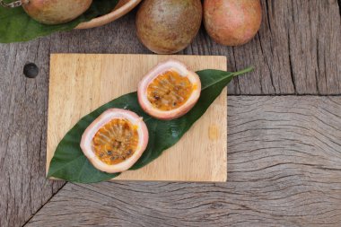 Ahşap arka plan üzerinde olgun tutku meyve lezzetlidir