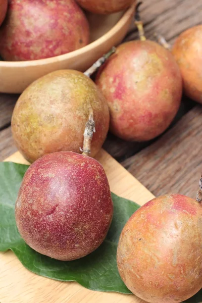 Fruit de la passion mûr est délicieux sur fond de bois — Photo